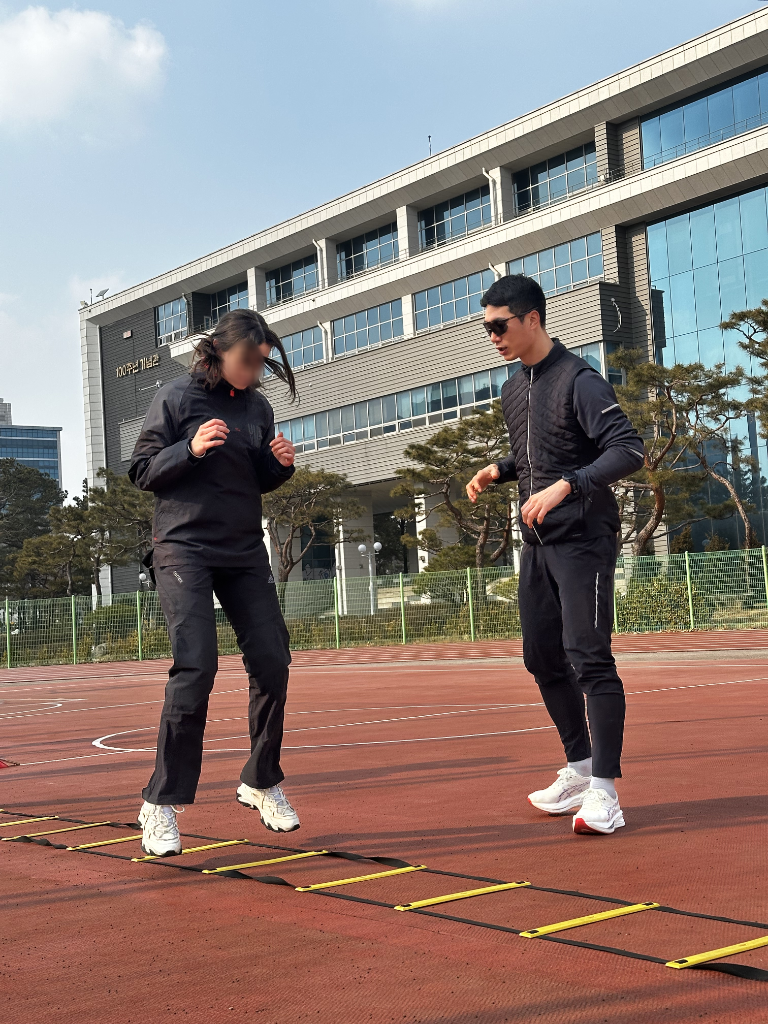 코치의 1:1 래더 훈련 지도